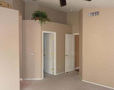 140 W Oxford Lane - Photo Thumbnail 7