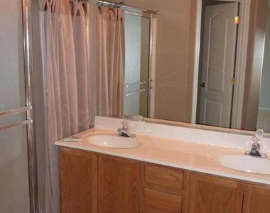 140 W Oxford Lane - Photo Thumbnail 8