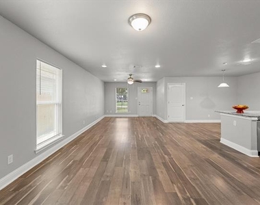 438 Sabine Avenue - Photo Thumbnail 7