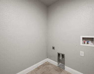438 Sabine Avenue - Photo Thumbnail 17