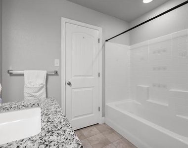 438 Sabine Avenue - Photo Thumbnail 13