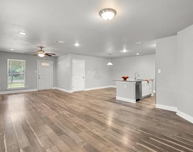 438 Sabine Avenue - Photo Thumbnail 6