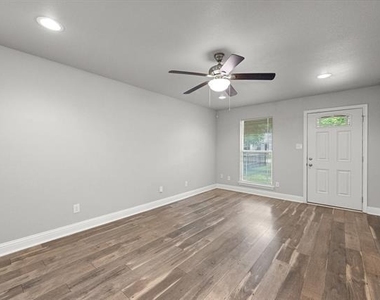 438 Sabine Avenue - Photo Thumbnail 9