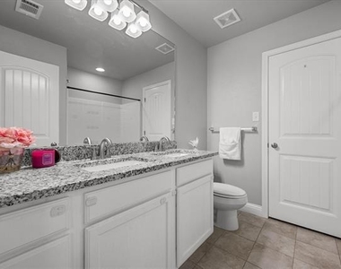 438 Sabine Avenue - Photo Thumbnail 12