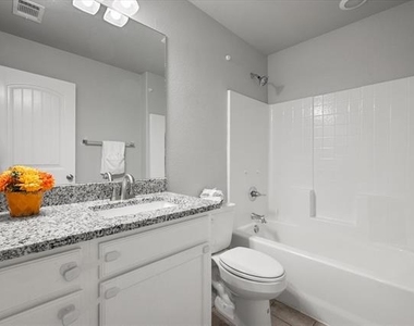 438 Sabine Avenue - Photo Thumbnail 16