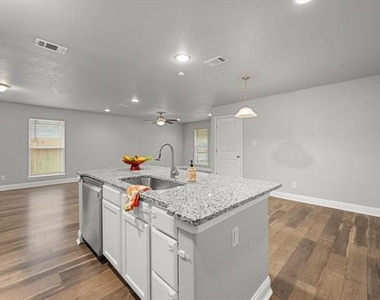 438 Sabine Avenue - Photo Thumbnail 4