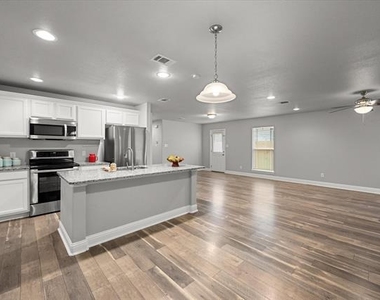438 Sabine Avenue - Photo Thumbnail 2