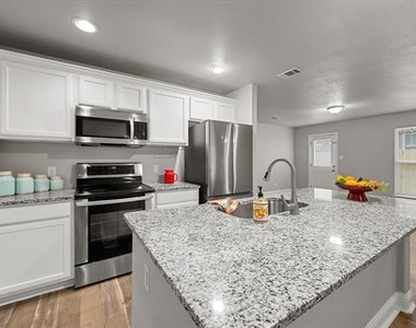 438 Sabine Avenue - Photo Thumbnail 3