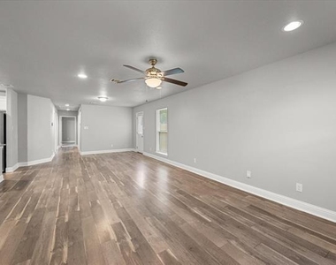 438 Sabine Avenue - Photo Thumbnail 8