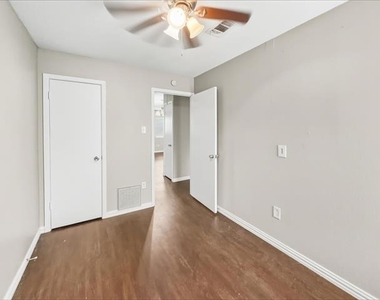 1215 Lowe Street - Photo Thumbnail 9
