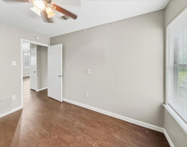 1215 Lowe Street - Photo Thumbnail 12
