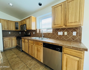 8202 S 47th Avenue - Photo Thumbnail 17