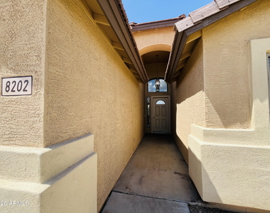 8202 S 47th Avenue - Photo Thumbnail 3