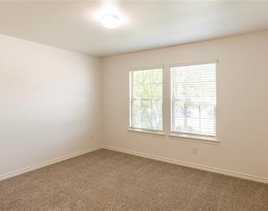 408 Rawhide Way - Photo Thumbnail 7