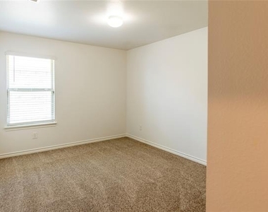 408 Rawhide Way - Photo Thumbnail 8