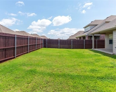 408 Rawhide Way - Photo Thumbnail 10
