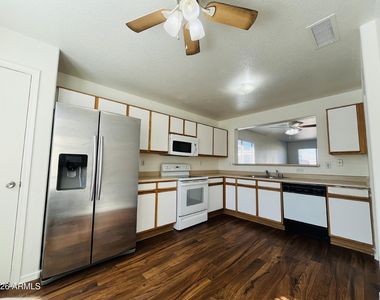 7332 N 70th Drive - Photo Thumbnail 5