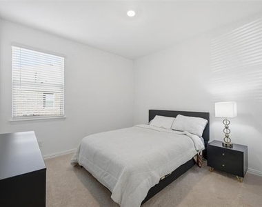 216 Post Oak Street - Photo Thumbnail 6