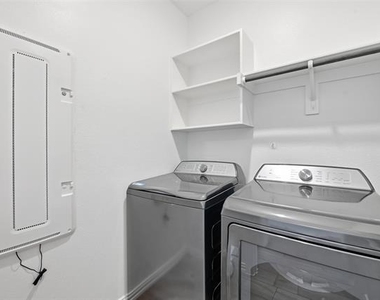216 Post Oak Street - Photo Thumbnail 12