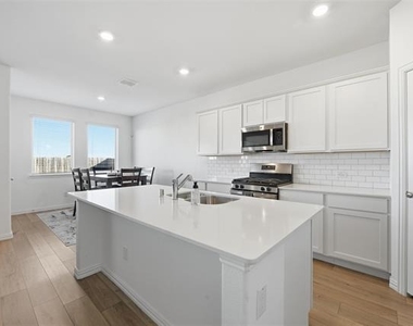 216 Post Oak Street - Photo Thumbnail 29