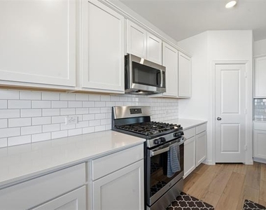 216 Post Oak Street - Photo Thumbnail 27
