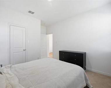 216 Post Oak Street - Photo Thumbnail 8