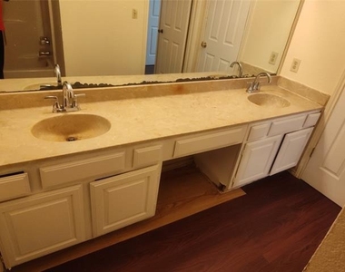 2039 W Walnut Street - Photo Thumbnail 5