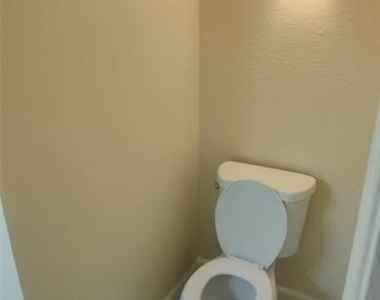 2039 W Walnut Street - Photo Thumbnail 15