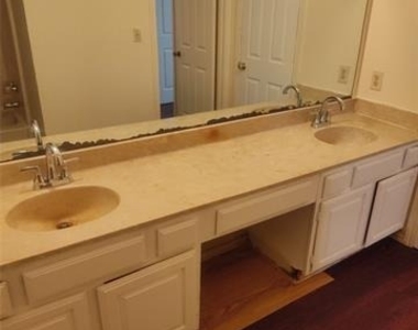 2039 W Walnut Street - Photo Thumbnail 3
