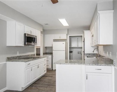 2808 Golfing Green Drive - Photo Thumbnail 10