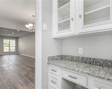 2808 Golfing Green Drive - Photo Thumbnail 7