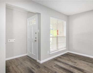 2808 Golfing Green Drive - Photo Thumbnail 2