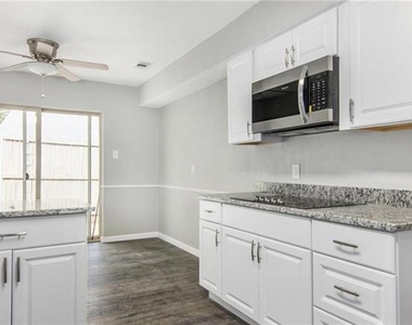 2808 Golfing Green Drive - Photo Thumbnail 13