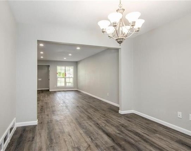 2808 Golfing Green Drive - Photo Thumbnail 5