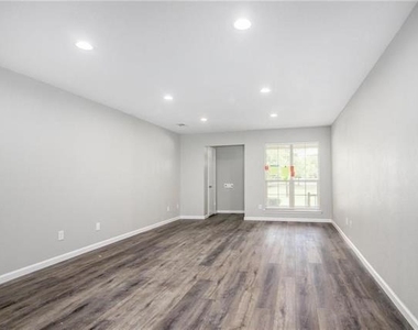 2808 Golfing Green Drive - Photo Thumbnail 3