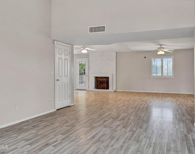 16250 N 64th Place - Photo Thumbnail 5