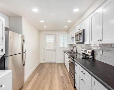 6043 W Laurie Lane - Photo Thumbnail 13