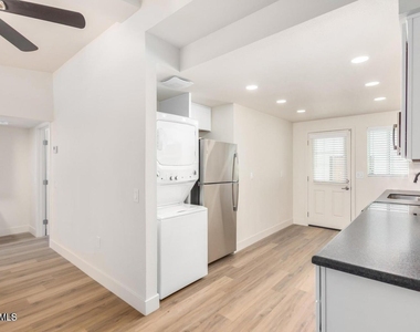 6043 W Laurie Lane - Photo Thumbnail 4