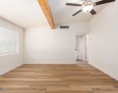 6043 W Laurie Lane - Photo Thumbnail 3