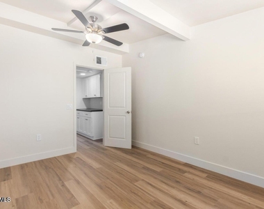 6043 W Laurie Lane - Photo Thumbnail 10