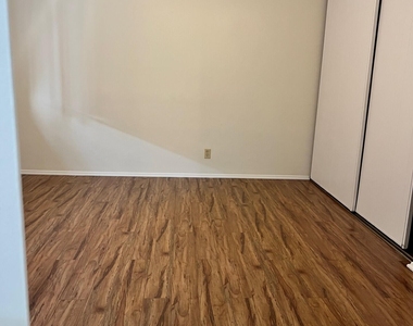 6604 S Lakeshore Drive - Photo Thumbnail 17