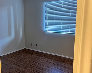 6604 S Lakeshore Drive - Photo Thumbnail 10