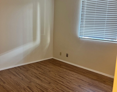 6604 S Lakeshore Drive - Photo Thumbnail 12