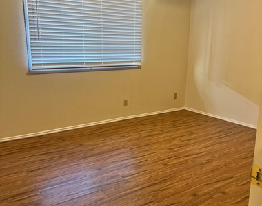 6604 S Lakeshore Drive - Photo Thumbnail 16