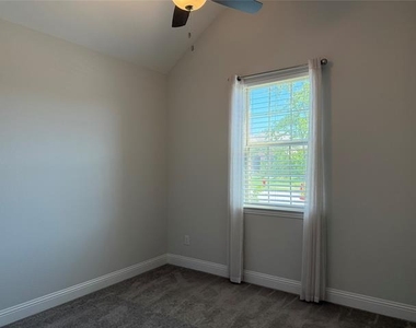 482 Prairie View Drive - Photo Thumbnail 2