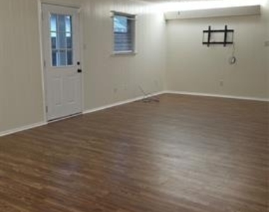 210 E Witt Street - Photo Thumbnail 7