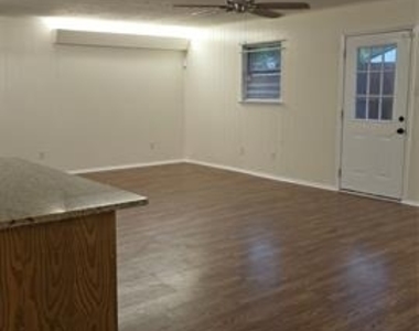 210 E Witt Street - Photo Thumbnail 2