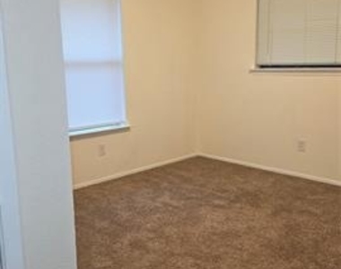 210 E Witt Street - Photo Thumbnail 9