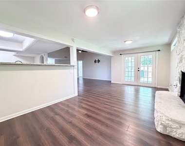 706 Jamestown Drive - Photo Thumbnail 7