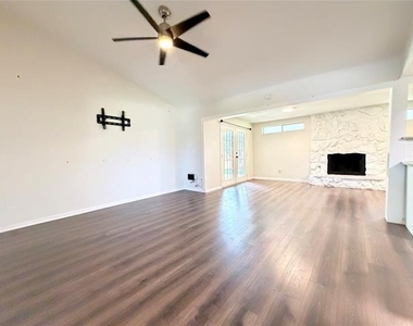 706 Jamestown Drive - Photo Thumbnail 5